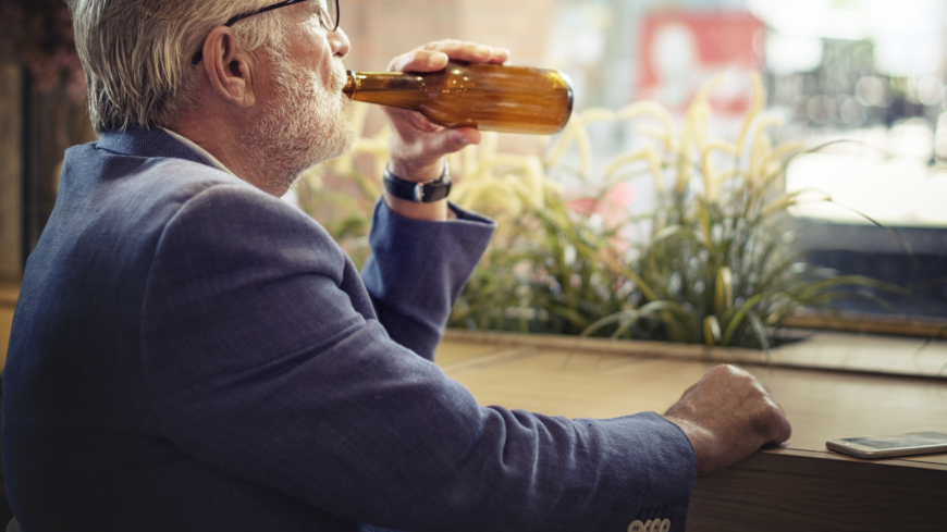 År 2015 var det över 1000 personer 65 år och äldre som dog av orsaker som kan kopplas till alkohol.  Foto: Shutterstock